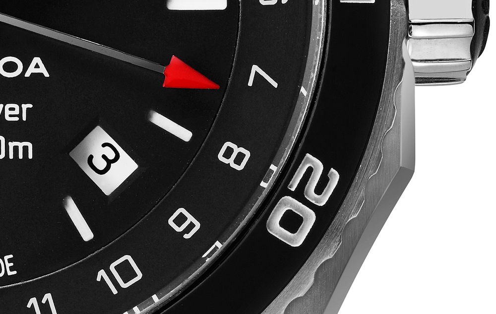 Detail picture of the second time zone indicator on the Springer & Fersen Rangiroa World Diver in Fenua Black